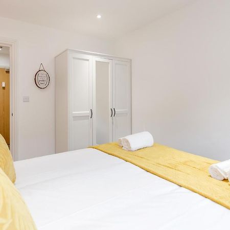 Watford Town Centre, Serviced One Bed Flat With Choice Of King Or Twin Beds, Sleeps Up To 4 Sharing, Free Wifi And Free Movies Londres Exterior foto